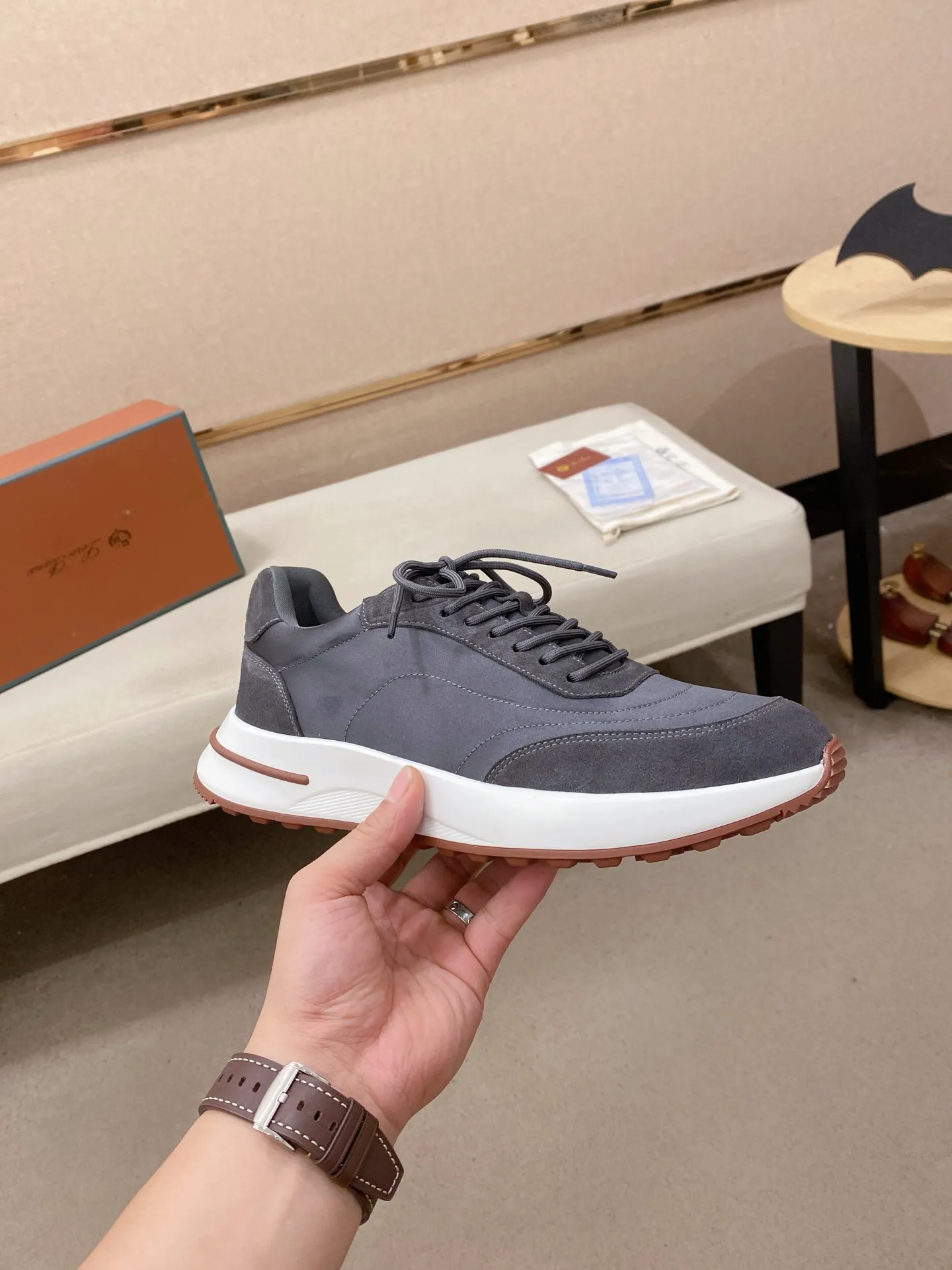 Men's shoes 💰: 462💰🔥𝐥𝐨𝐫𝐨 𝐏𝐢𝐚𝐧𝐚 lp classic loafers, an Italian treasure brand, the only brand that can match Hermès! Only after wearing it do we realize that we can’t live up to our feet. The upper is made of imported first-layer cowhide with breathable fabrics, water-dyed cowhide foot pads, and the official original glass rubber outsole and pendant. Exclusive original packaging (tag ➕ brand paper ➕ outer box ➕ hand bag) code number: 38-44. Can be customized 45-46